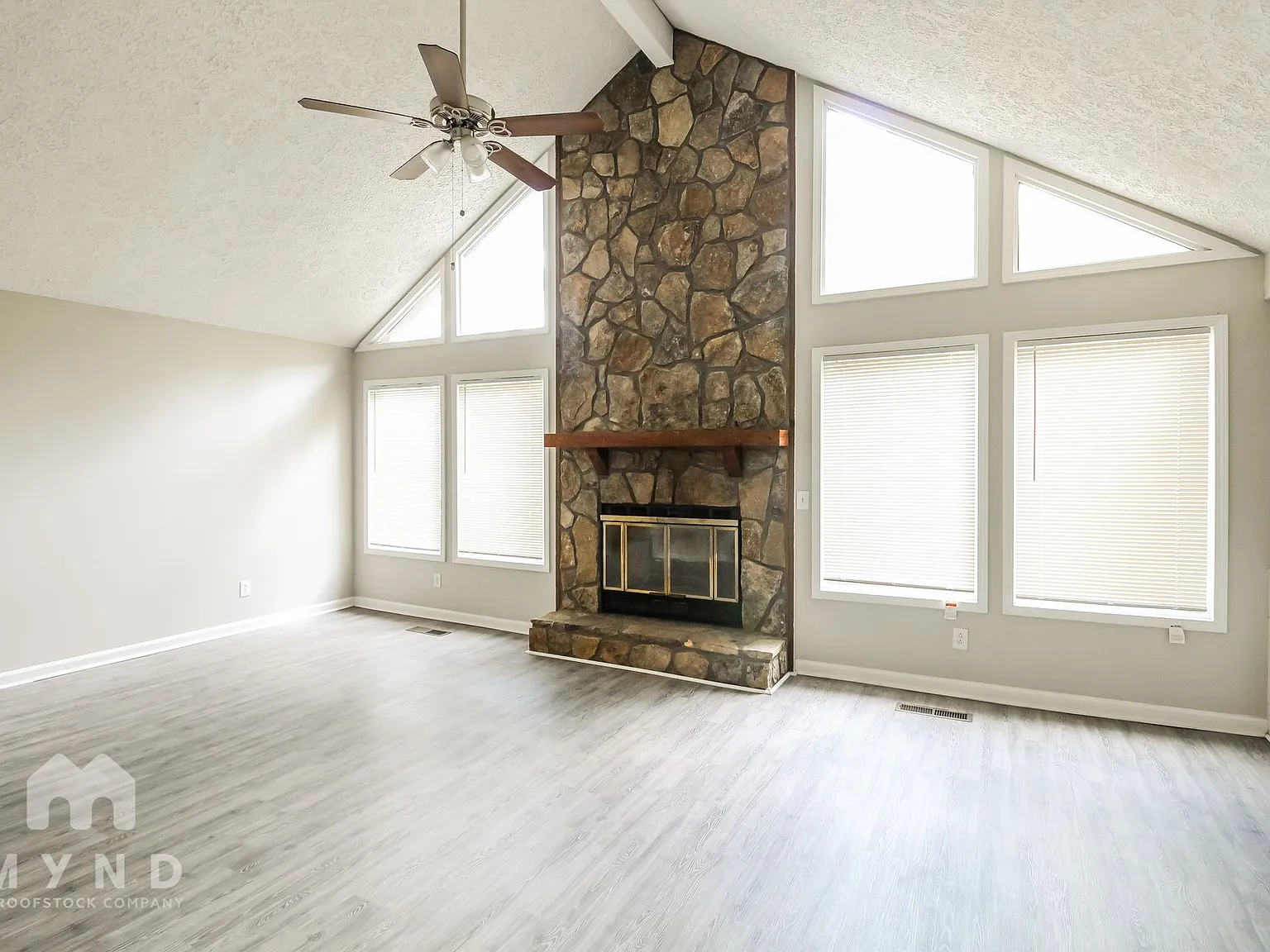 3 bed, 2.0 bath, 2226 sqft, $2,335 — Photo 3