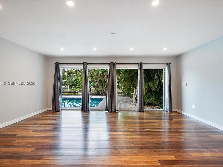 739 Blue Rd — Photo 11