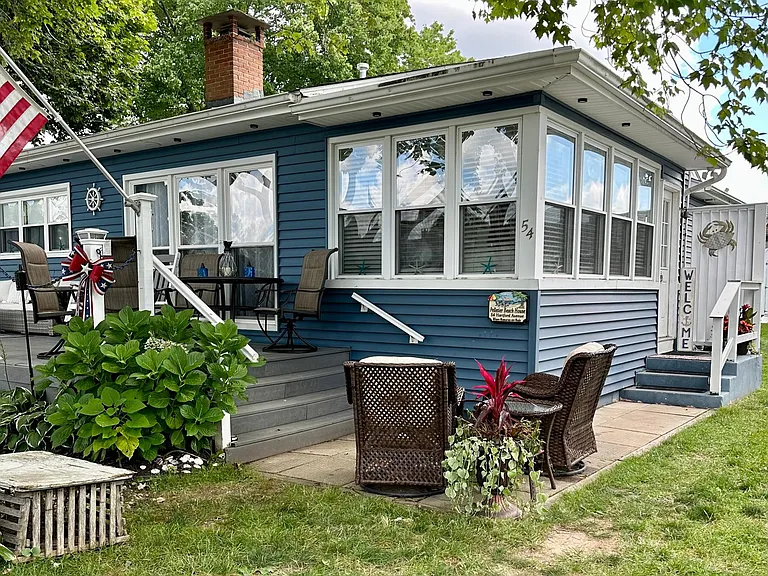 54 Hartford Ave — Photo 3