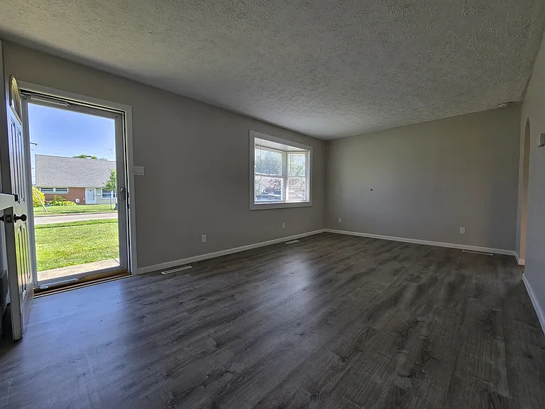 2952 Louise Ave — Photo 3