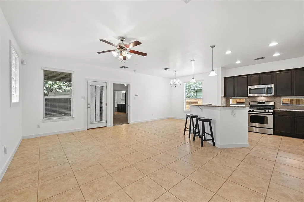 3 bed, 2.5 bath, 1817 sqft, $2,650 — Photo 3