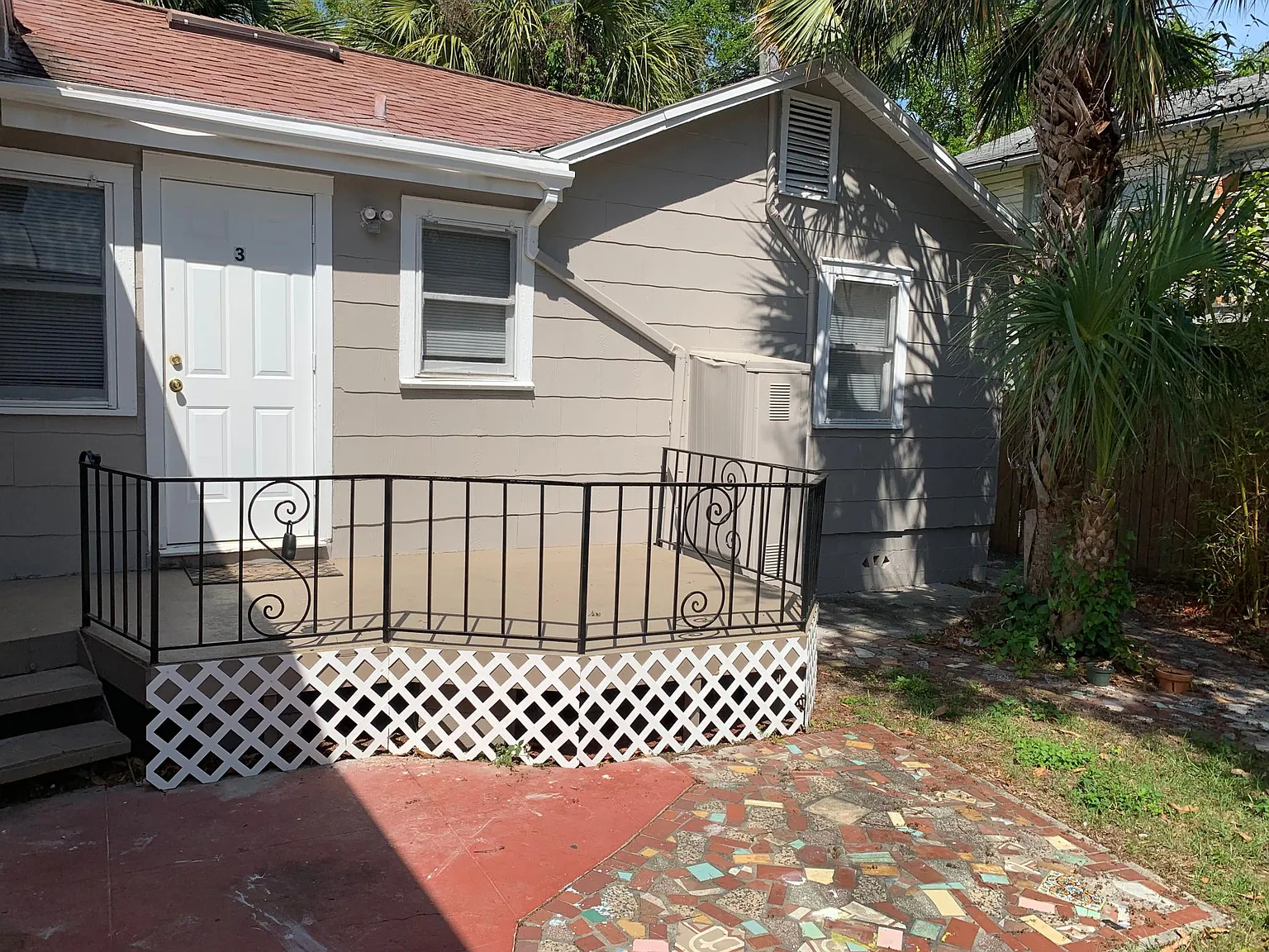 519 Grove St N — Photo 2