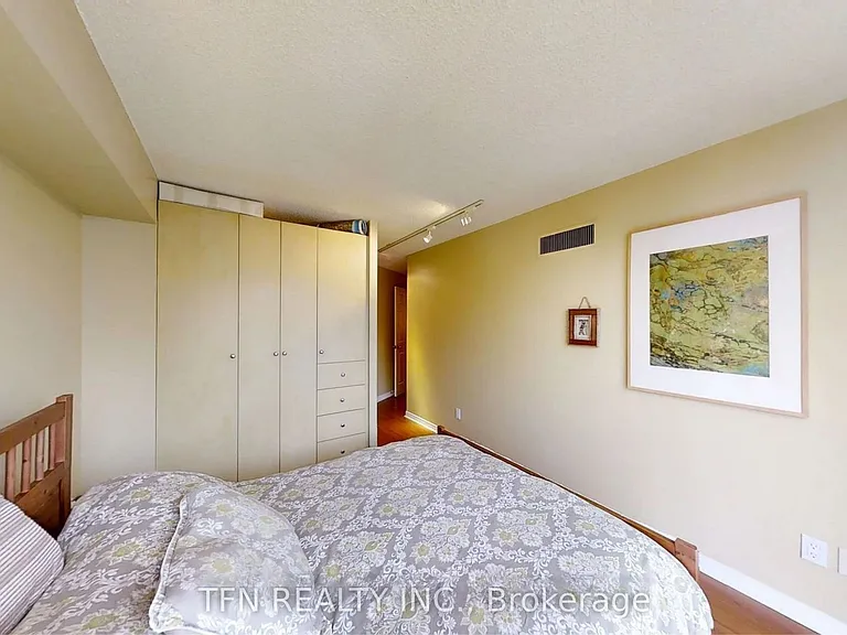 801 King St W #712 — Photo 15