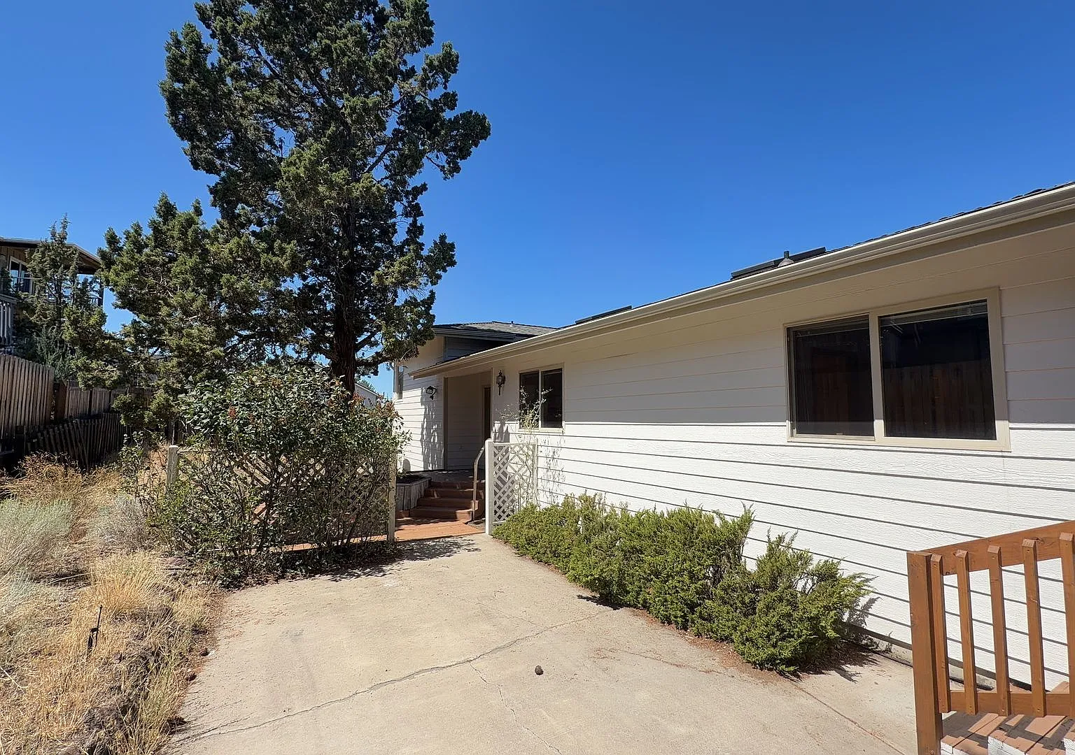 3 Bedroom / 2 Bathroom Home with Large 2 Car garage With Shop Area and RV — Photo 4