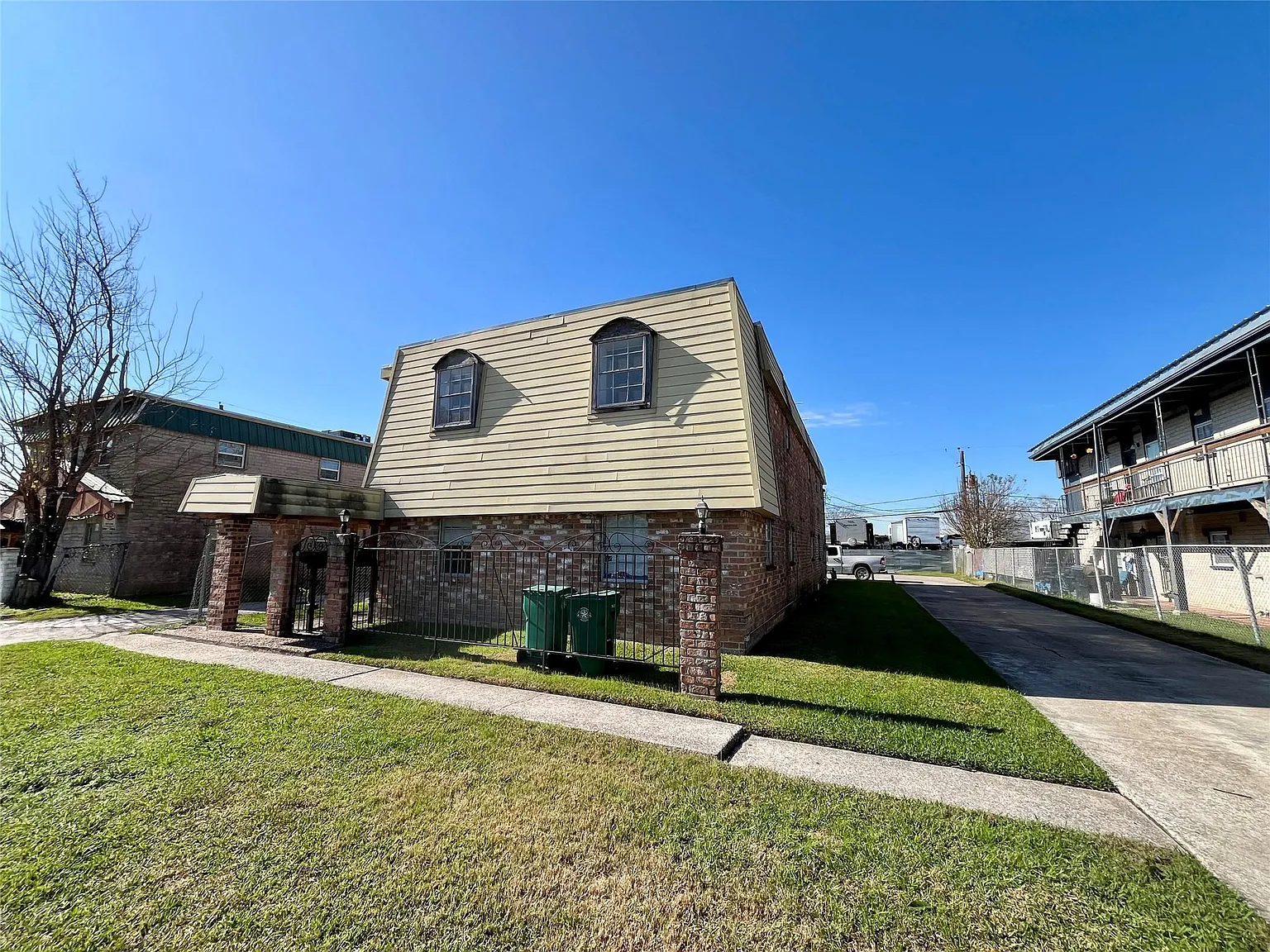 2 bed, 1.0 bath, 3600 sqft, $1,200 — Photo 2