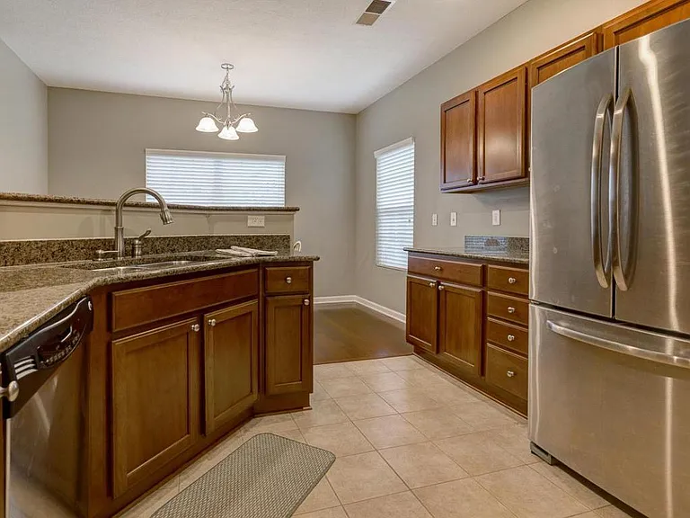 1424 Lakes Circle Dr — Photo 3