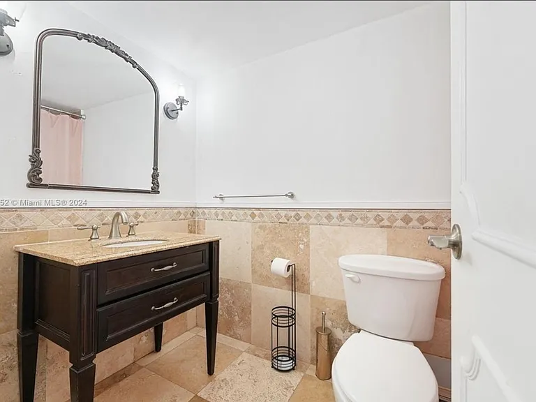 11930 N Bayshore Dr #302 — Photo 4