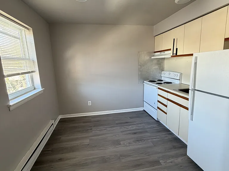 105 Lincoln St — Photo 5