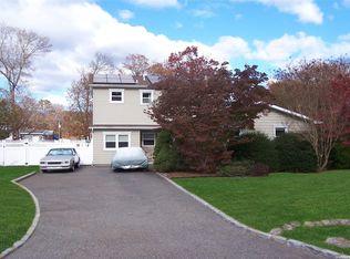7 Grady Ln, Coram, NY 11727