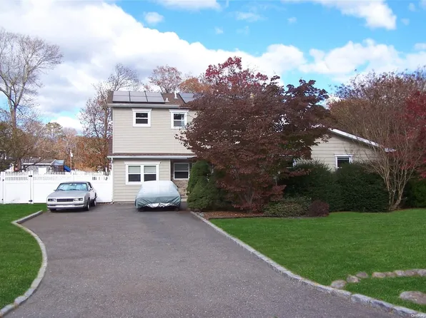 7 Grady Lane, Coram, NY 11727