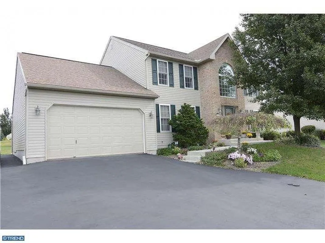 395 Oneida Dr photo 1