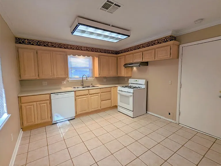 1813 Hardy Dr — Photo 31