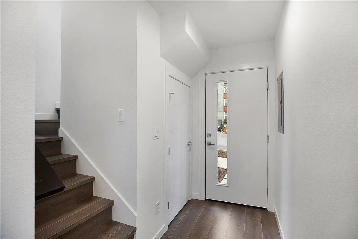 2 bed, 960 sqft, $3,299 — Photo 2