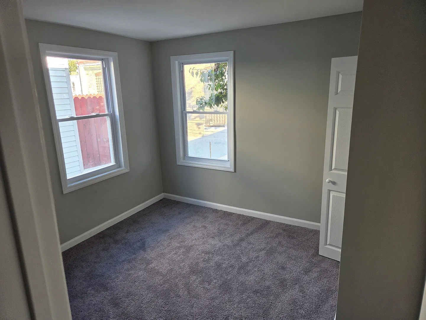 Fully renovated three bedroom townhouse — Photo 4