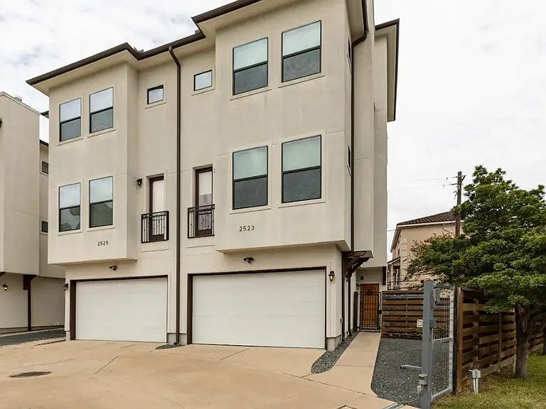 2525 Calumet St — Photo 3