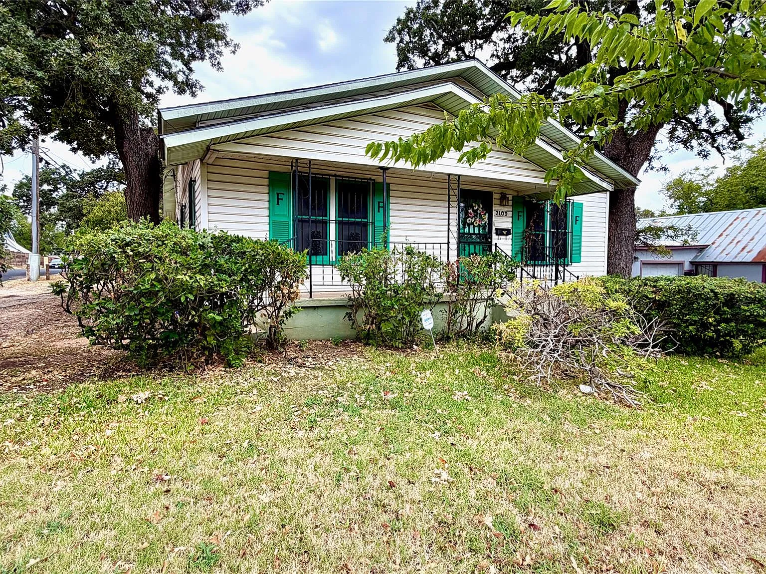 3 bed, 2.0 bath, 1344 sqft, $3,025 — Photo 2