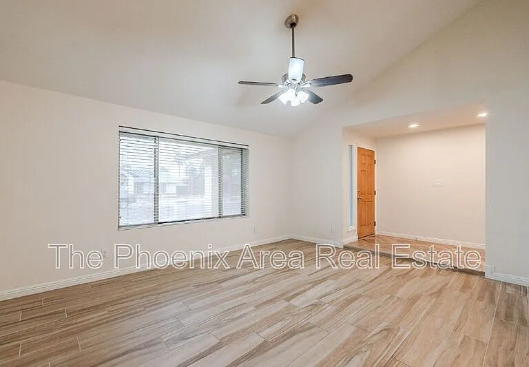 3231 N Woodburne Dr — Photo 4