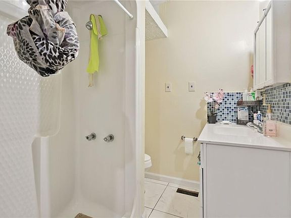 4th image of 396 Thomas Dr #2