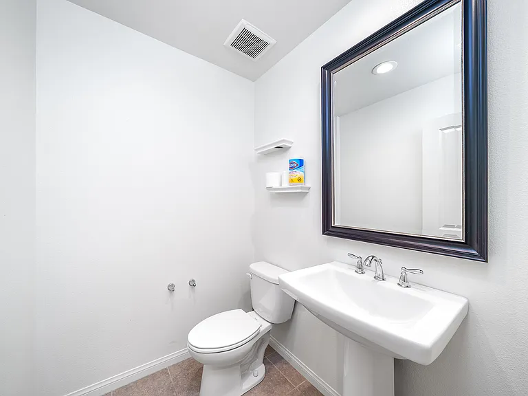 2533 Almeria Ln — Photo 10