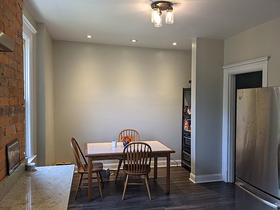 Kitchen seating area