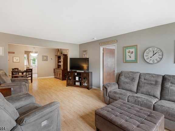 4th image of 105 Waterfront Dr
