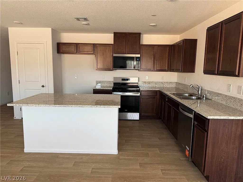 4 bed, 3.0 bath, 2150 sqft, $2,300 — Photo 4