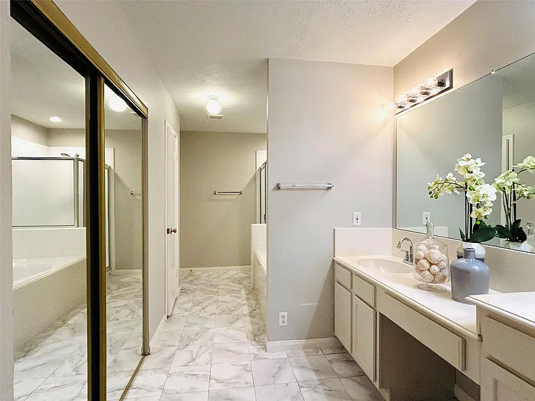 1404 Helmsley Dr — Photo 16
