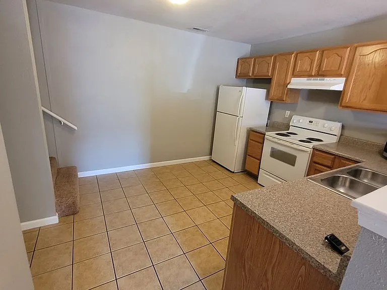 402 Shade Tree Ln — Photo 3