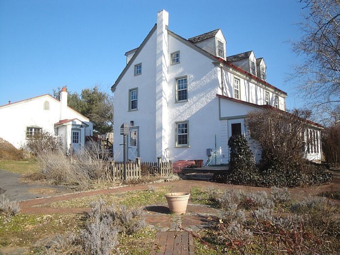 1830 farmhse orig doors/hrdwre, new kitch, new windows, tin and wood roofing