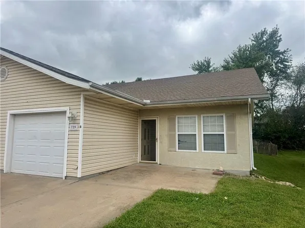 729 Meadow Ln APT B, Peculiar, MO 64078