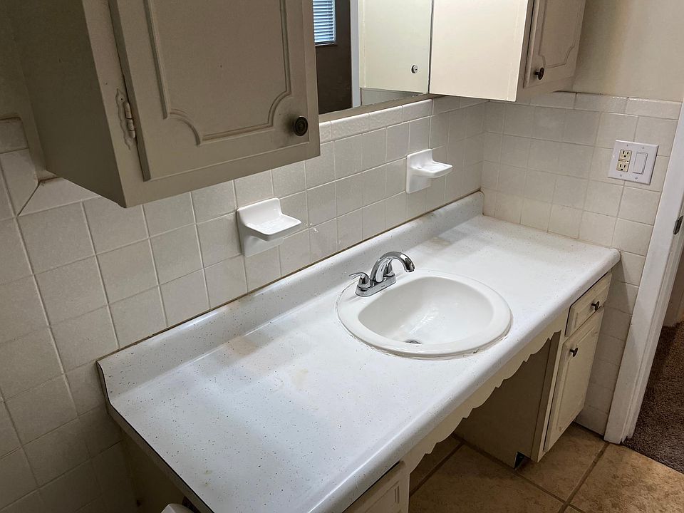 1st image of 504 Greenfield Ln #1