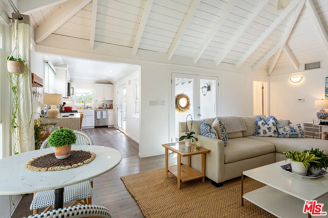 1 bed, 1.0 bath, 1000 sqft, $5,000 — Photo 2
