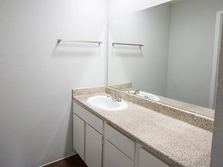 The Claridge Apartments — Photo 7