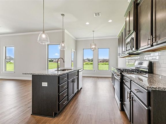 3rd image of 7 E Priscilla Ln