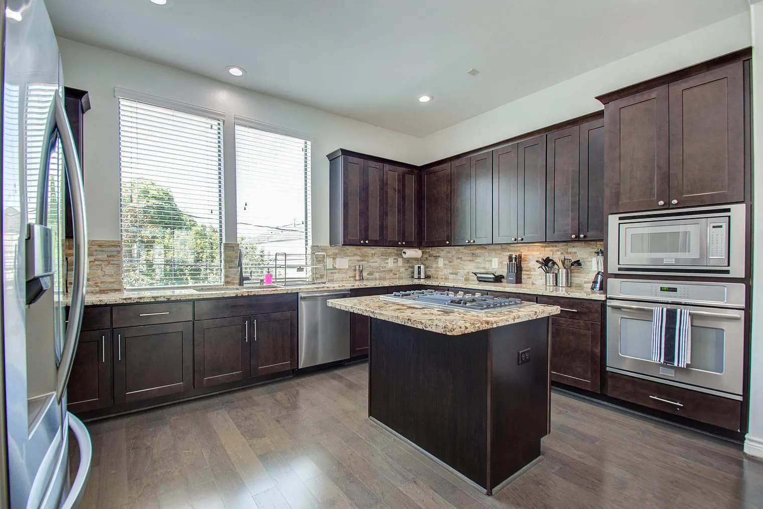 3 bed, 3.0 bath, 2400 sqft, $12,295 — Photo 4