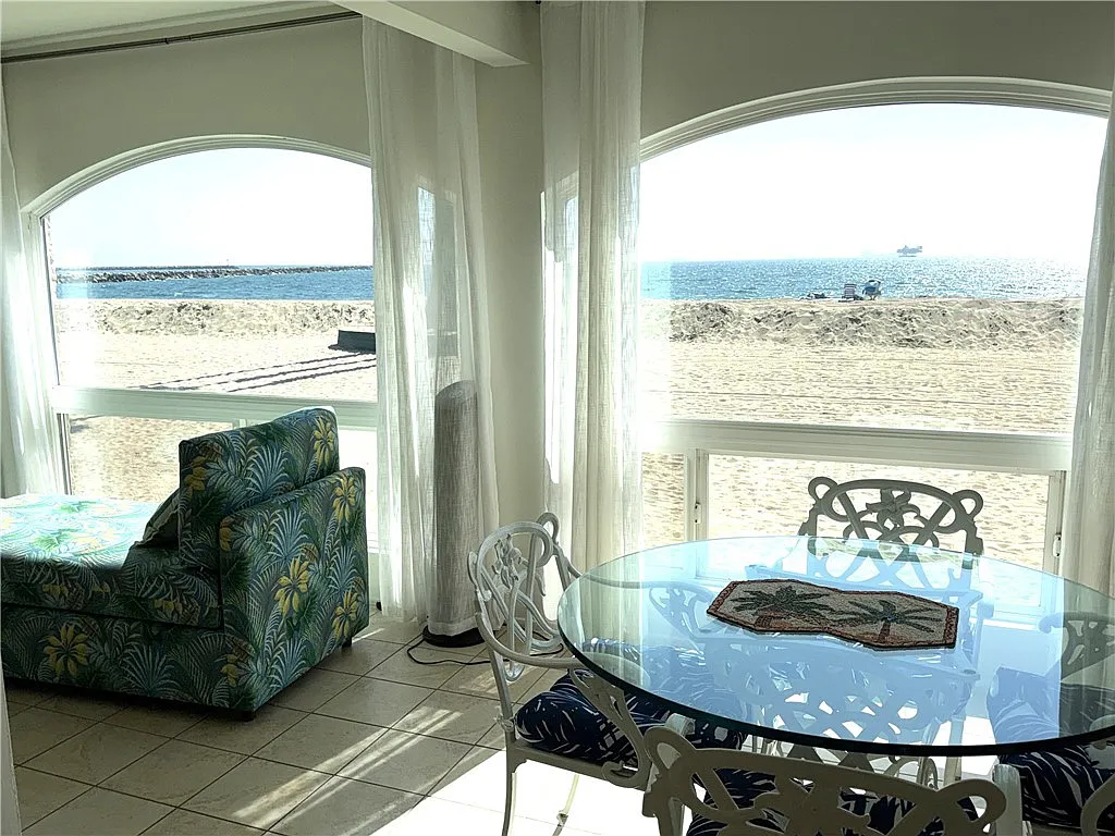 3 bed, 900 sqft, $4,150 — Photo 3