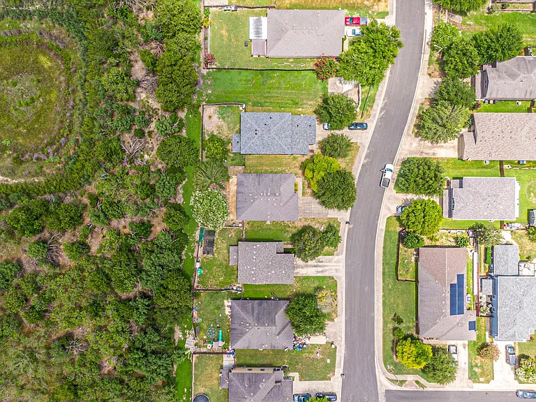 180 Onyx Lake Dr — Photo 2