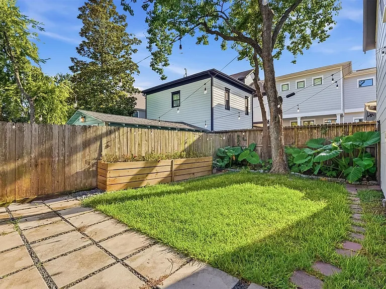 2223 Singleton St — Photo 18