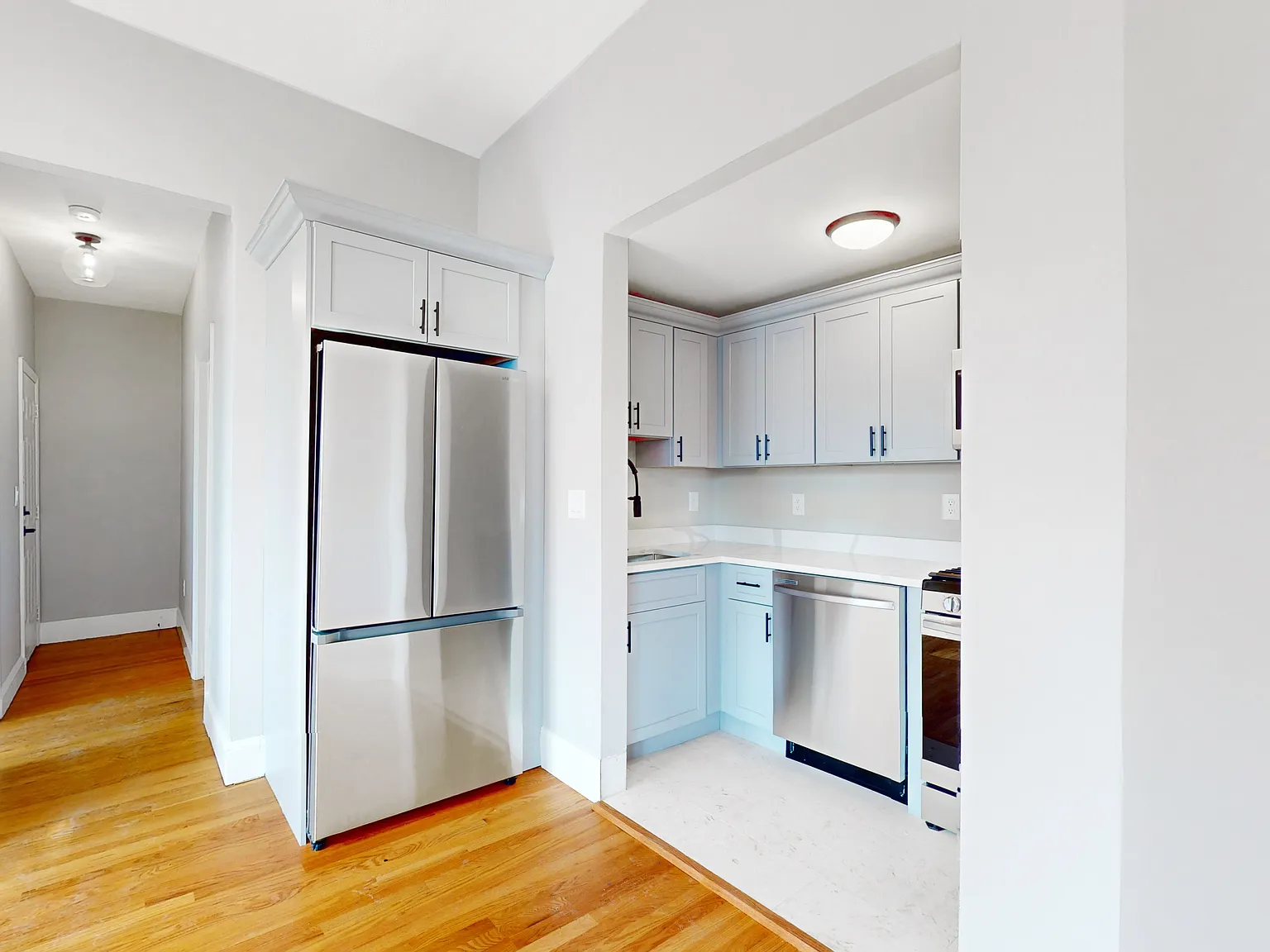 2 bed, 900 sqft, $3,200 — Photo 2