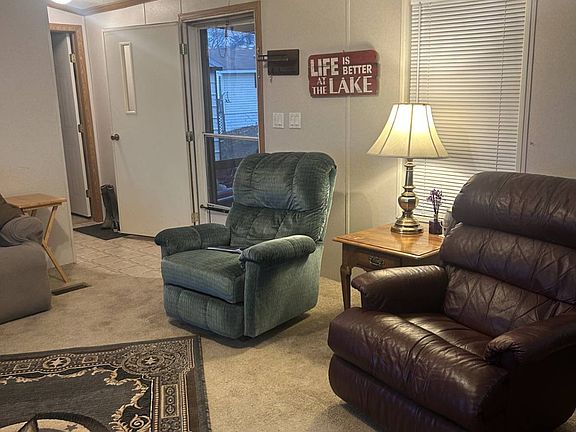 4th image of 300 Larkspur Cir