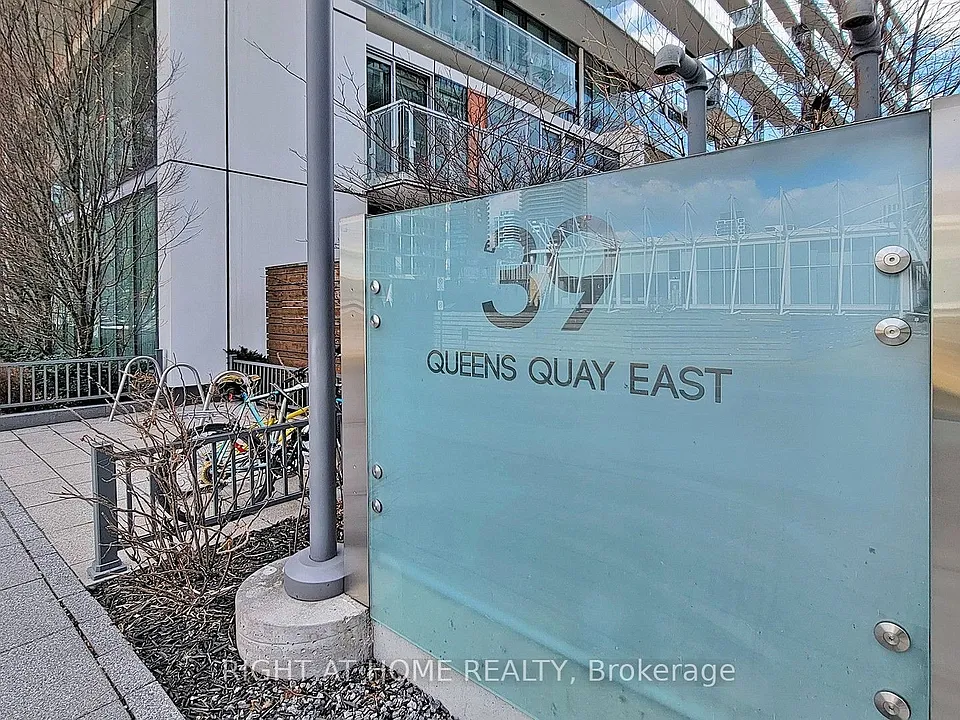 39 Queens Quay E #920
