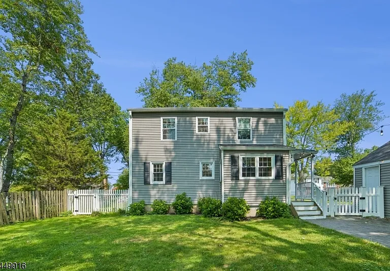 18 Columbia Ave — Photo 18