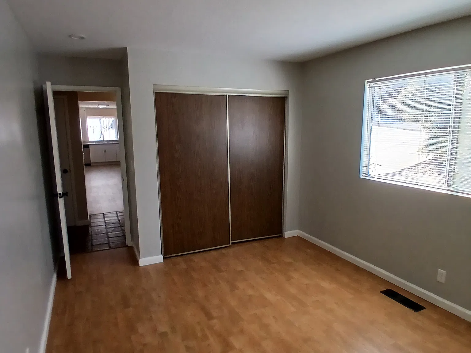 3 bed, 1050 sqft, $2,100 — Photo 4