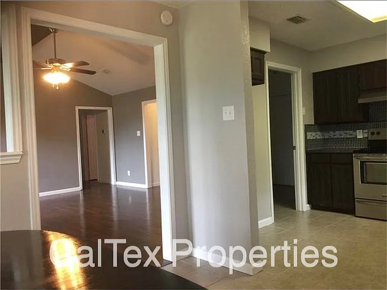 6413 Whitehurst Dr — Photo 4