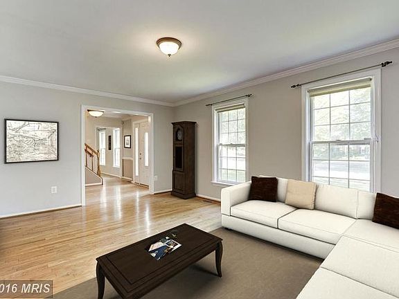 Living Room (1 of 2)