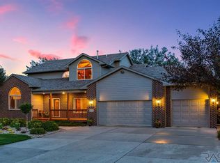 912 S Fawn Ct, Sioux Falls, SD 57110