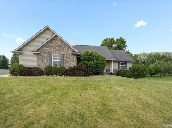 7467 Oceola Farms Ct, Howell, MI 48855