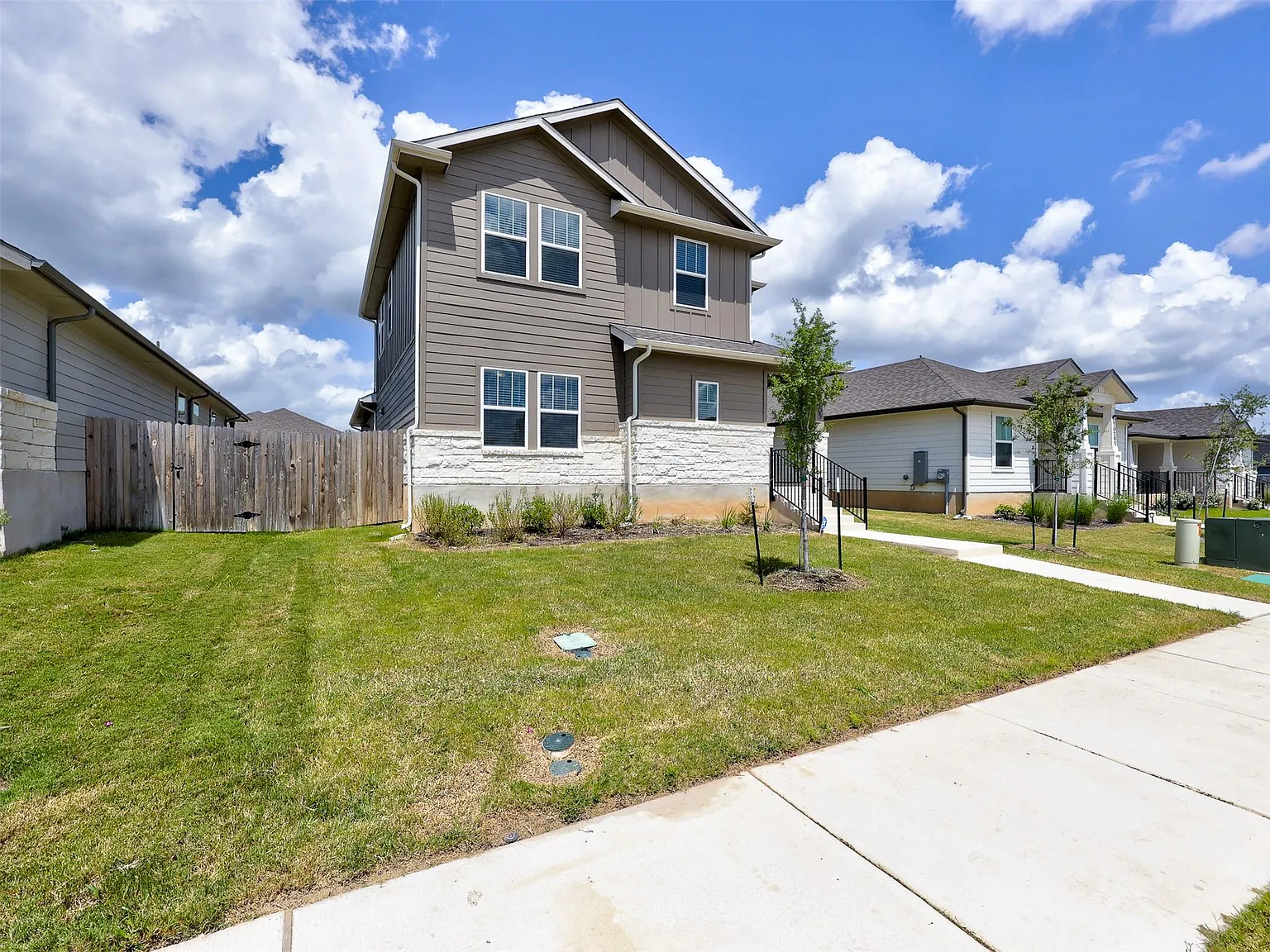 4 bed, 2.5 bath, 2136 sqft, $2,200 — Photo 4