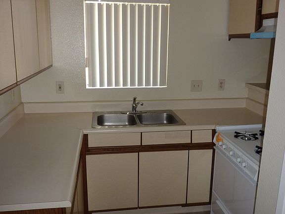 5th image of 223 E Hyde Park Blvd APT 11