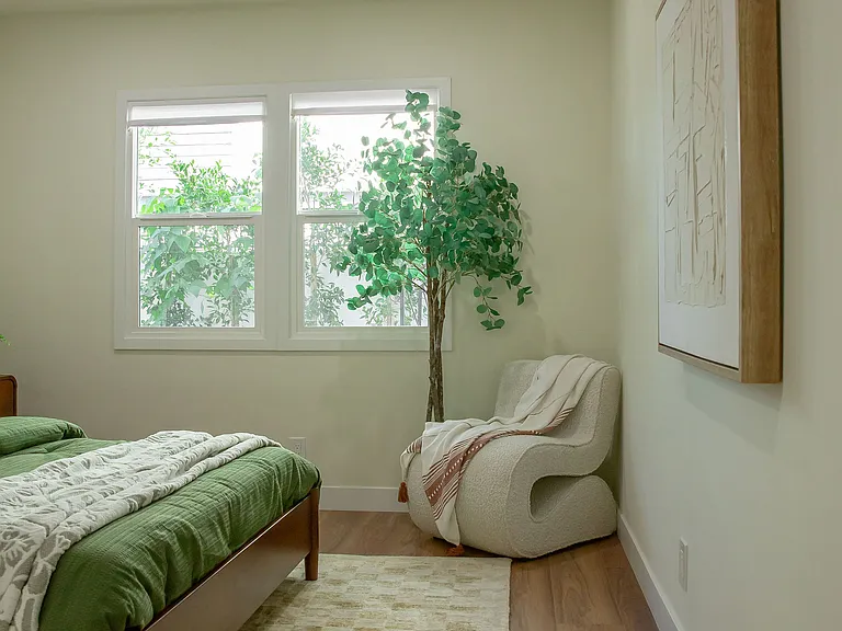 2046 S Burnside Ave — Photo 31